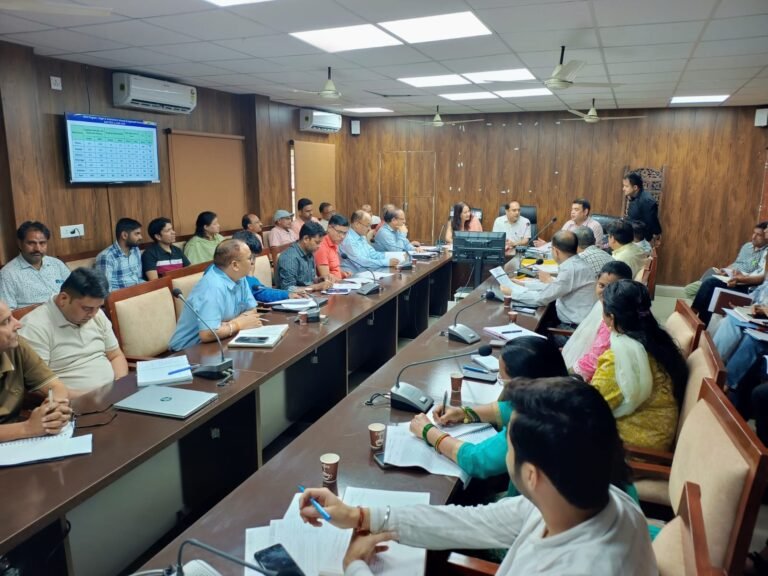 संभावित प्रसव तिथि से एक हफ्ते पहले गर्भवतियों को चिकित्सालय में करें भर्ती – डॉ मनोज कुमार शर्मा