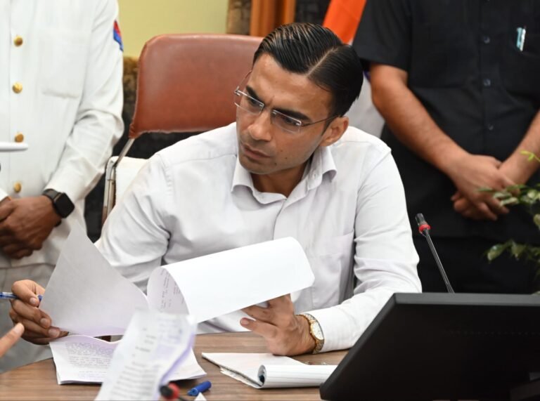 मृत्यु के बाद निर्बल आश्रितों का उत्पीड़न कर रहे बैंको पर डीएम ले रहे सख्त एक्शन विधवा माला को परेशान करने पर केनफिन होम लिमिटेड के मैनेजर की 22 लाख की आरसी काटी