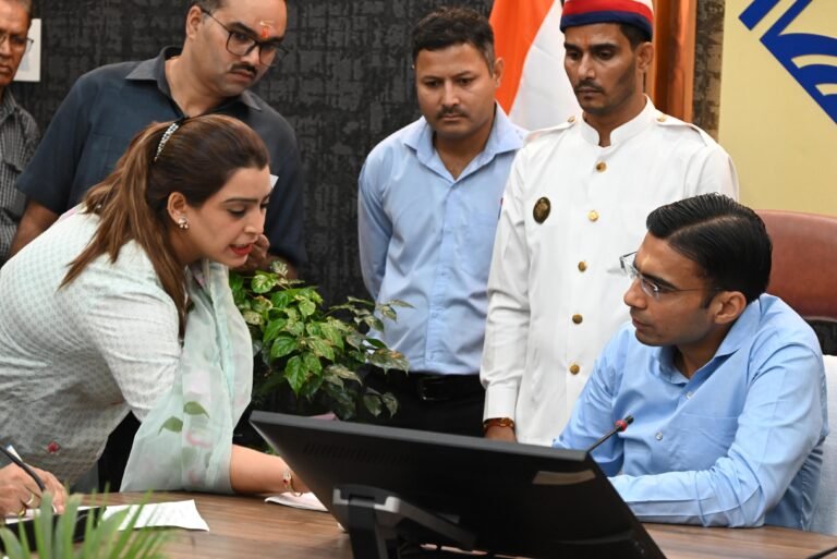 डीएम सविन बंसल के जनता दर्शन कार्यक्रम में 180 फरियादी पहुंचे, कई लोगों की समस्याओं का मौके पर ही किया निदान
