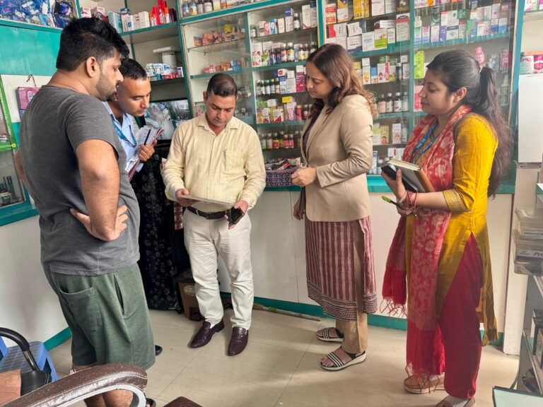 देहरादून में दवा की दुकानों का औचक निरीक्षण, अधिकतर औषधि की दुकानों पर मिली अनियमितताएं