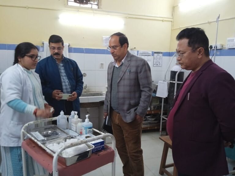 देहरादून सीएमओ ने किया अस्पतालों का निरीक्षण, समय पर स्टाफ की उपलब्धता सुनिश्चित करने को कहा