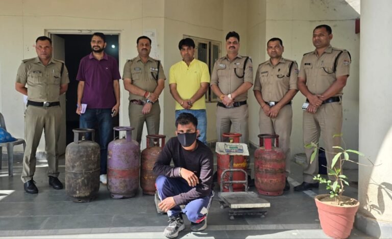 एलपीजी सिलेंडर कालाबाजारी व अवैध गैस रिफिलिंग के खिलाफ जिला प्रशासन का एक्शन,6 सिलेंडर, इलैक्ट्रानिक कांटा, हैंगिंग वेइंग मशीन जब्त, प्राथमिक दर्ज हुई