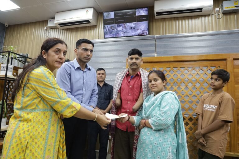 आम जनता के बीच अलग पहचान बनाने वाले डीएम जाते-जाते कर गए जरूरतमंदों की मदद, रायफल फंड से दुर्घटना में हाथ गंवा चुके मनीष को दिलाई आर्थिक सहायता